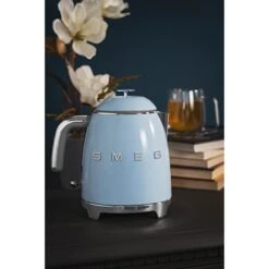 Smeg Mini Bouilloire 0,8 L 1400 W KLF05PBEU Bleu Azur 10 Smeg Mini Bouilloire 0,8 L 1400 W KLF05PBEU Bleu Azur -Smeg Shop 702031 3 4 Mini bouilloire 0 8 L 1400 W KLF05PBEU bleu azur Smeg