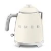 Smeg Mini Bouilloire 0,8 L 1400 W KLF05CREU Crème -Smeg Shop 702032 0 1 Mini bouilloire 0 8 L 1400 W KLF05CREU creme Smeg