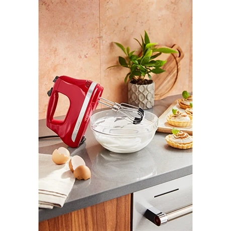 KitchenAid Batteur à Main électrique 6 Vitesses 60 W Rouge Empire 5KHM6118EER 4 KitchenAid Batteur à Main électrique 6 Vitesses 60 W Rouge Empire 5KHM6118EER – Image 2