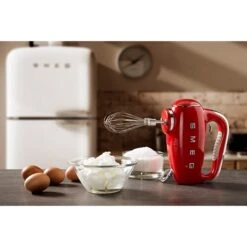 Smeg Batteur à Main 9 Vitesses 250 W HMF01RDEU Rouge -Smeg Shop 761065 2 1 Batteur a main 9 vitesses 250 W HMF01RDEU rouge Smeg