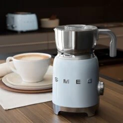 Smeg Chocolatière émulsionneur Bleu Azur 500 W MFF01PBEU -Smeg Shop 780233 3 1 Chocolatiere emulsionneur bleu azur 500 W MFF01PBEU Smeg