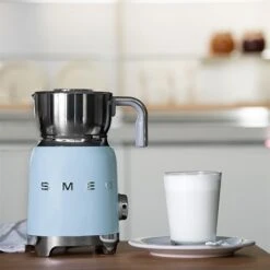 Smeg Chocolatière émulsionneur Bleu Azur 500 W MFF01PBEU -Smeg Shop 780233 4 1 Chocolatiere emulsionneur bleu azur 500 W MFF01PBEU Smeg